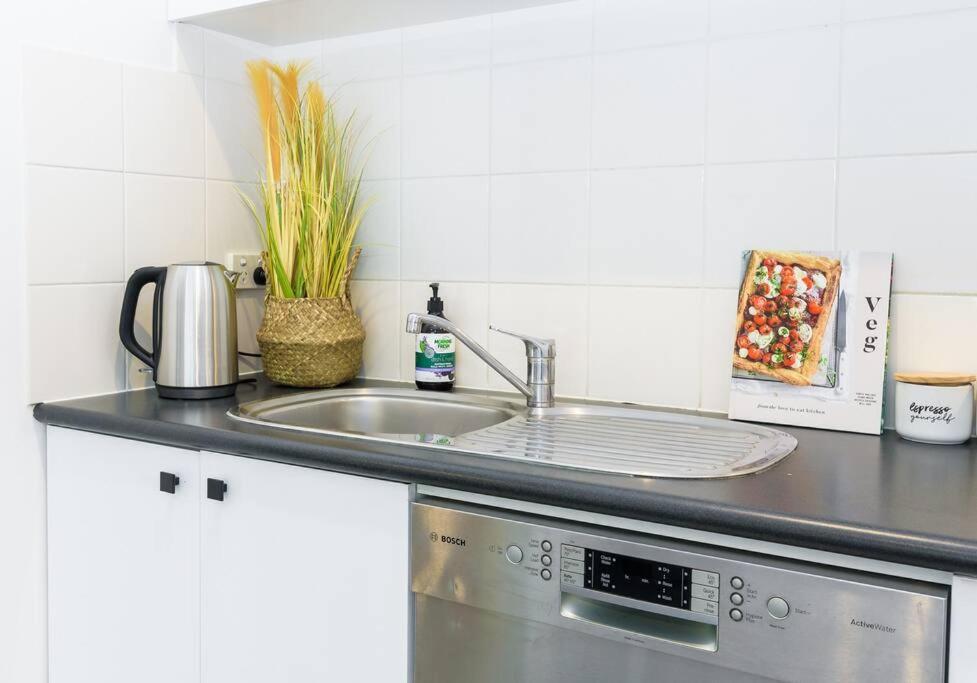 Апартаменты Cozy 1 Bedder In St Kilda With Balcony Мельбурн Экстерьер фото